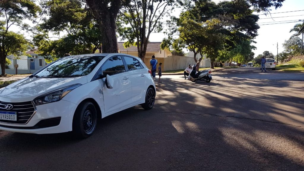 Carro e moto batem em cruzamento no Bairro Canadá