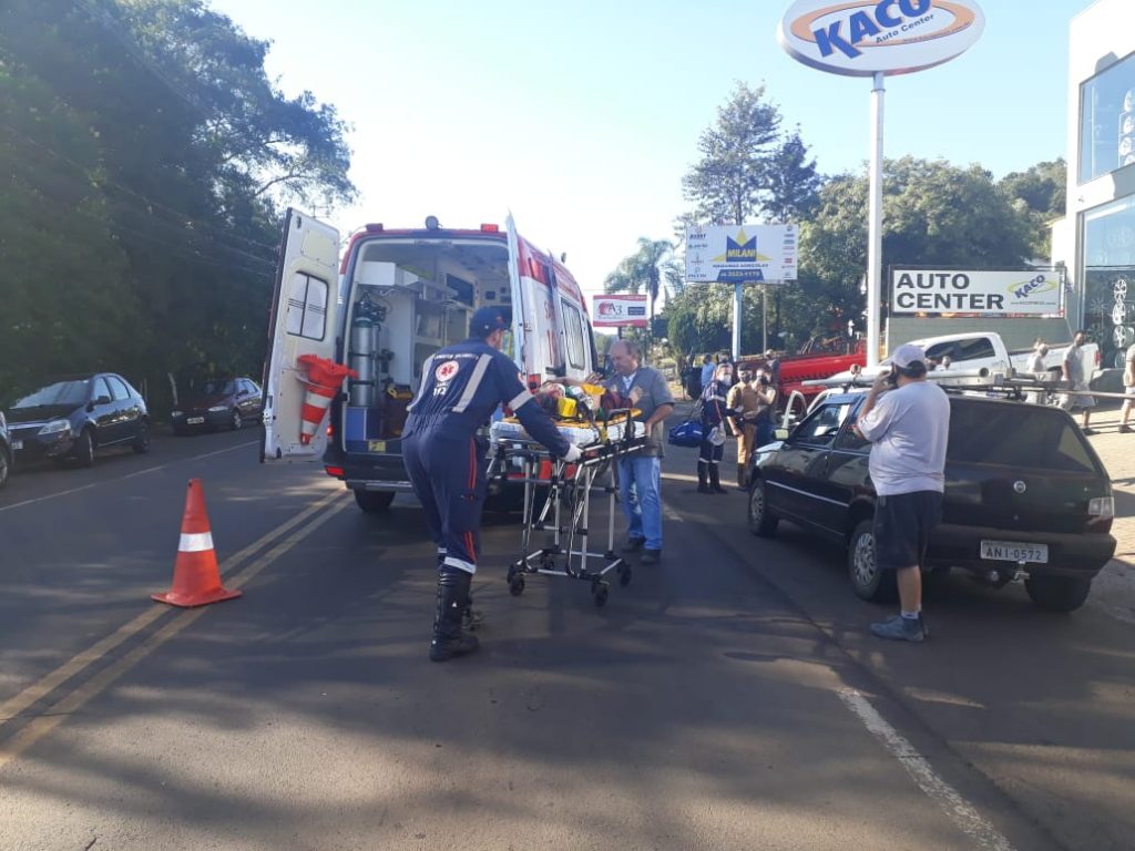 Vídeo: após discussão, homem dirige carro com mulher agarrada no capô em Francisco Beltrão