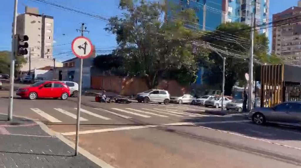 Motociclista fica ferido em acidente de trânsito na Rua Recife, no Centro