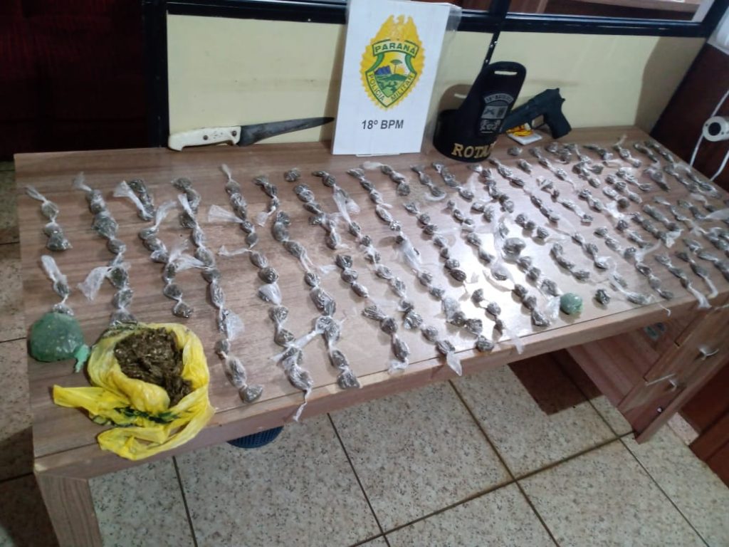 Polícia Militar apreende drogas e réplica de arma de fogo após abordagem a suspeitos em Assaí