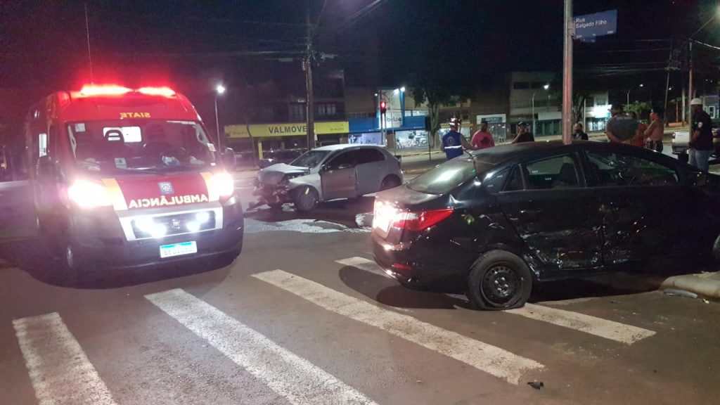 Jovem sofre múltiplas contusões em acidente de trânsito no Centro