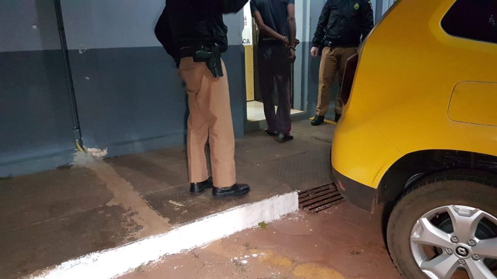 Homem de 35 anos é detido pela Polícia Militar furtando uma residência na Rua Souza Naves, no Bairro Parque São Paulo