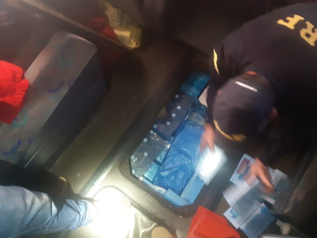 Céu Azul: PRF apreende 300 celulares em ônibus