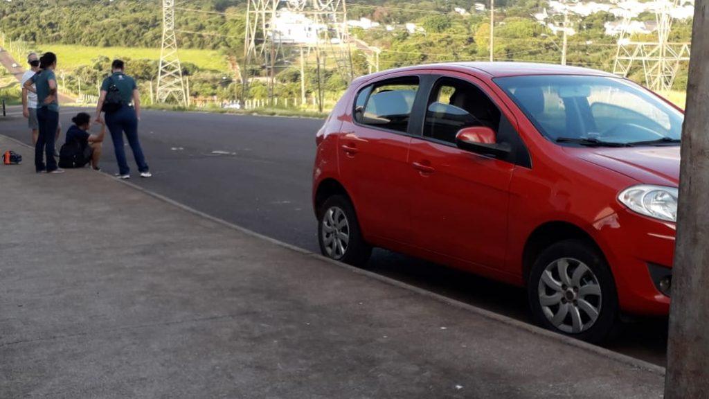 Ciclista fratura dedo da mão em colisão contra carro na Avenida das Torres, no Bairro Fag