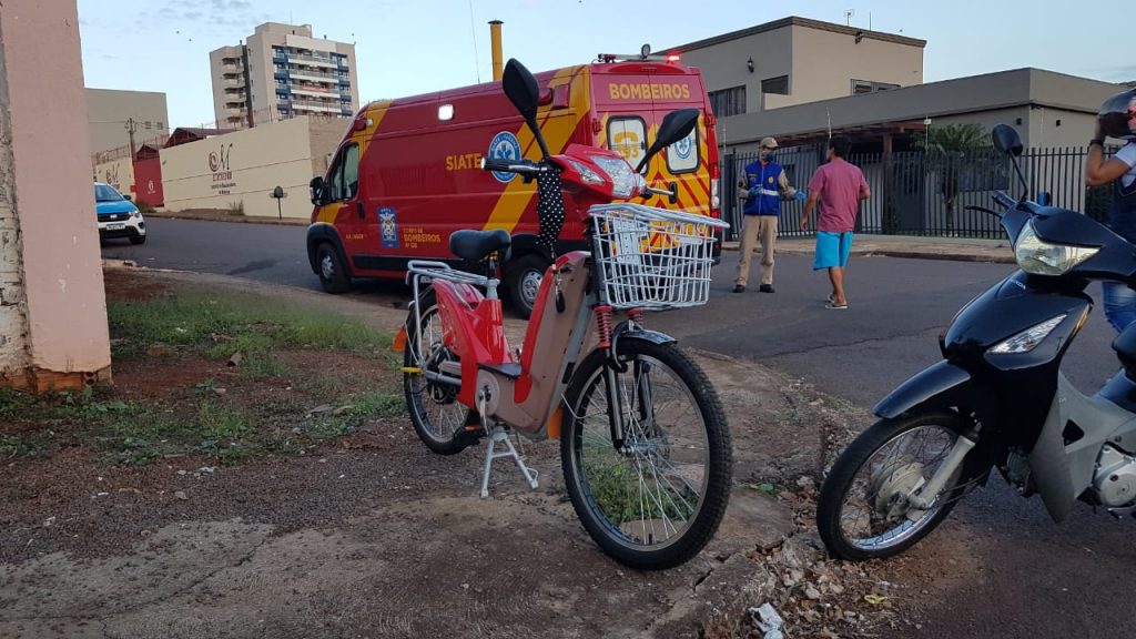 Fiat Strada bate em ciclista no Bairro Parque São Paulo; Siate foi mobilizado