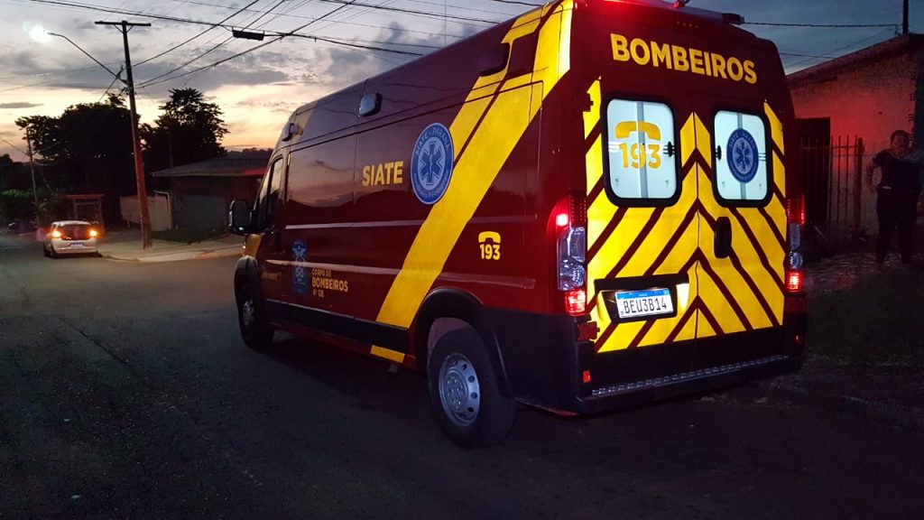Mulher é prensada em portão de residência após ser atropelada por carro no Bairro Interlagos