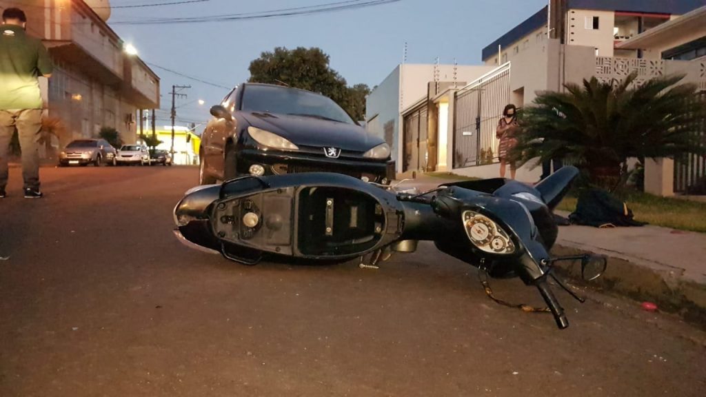 Carro e moto se envolvem em acidente de trânsito no Bairro Parque São Paulo