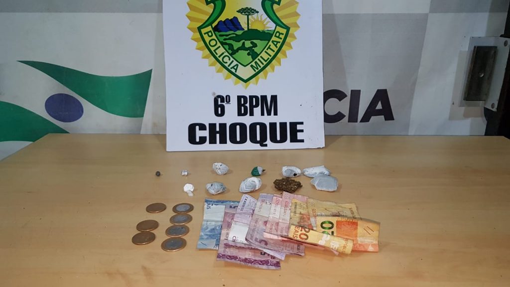 Choque detém dupla e apreende porções de maconha, haxixe, cocaína e crack no Bairro Tarumã