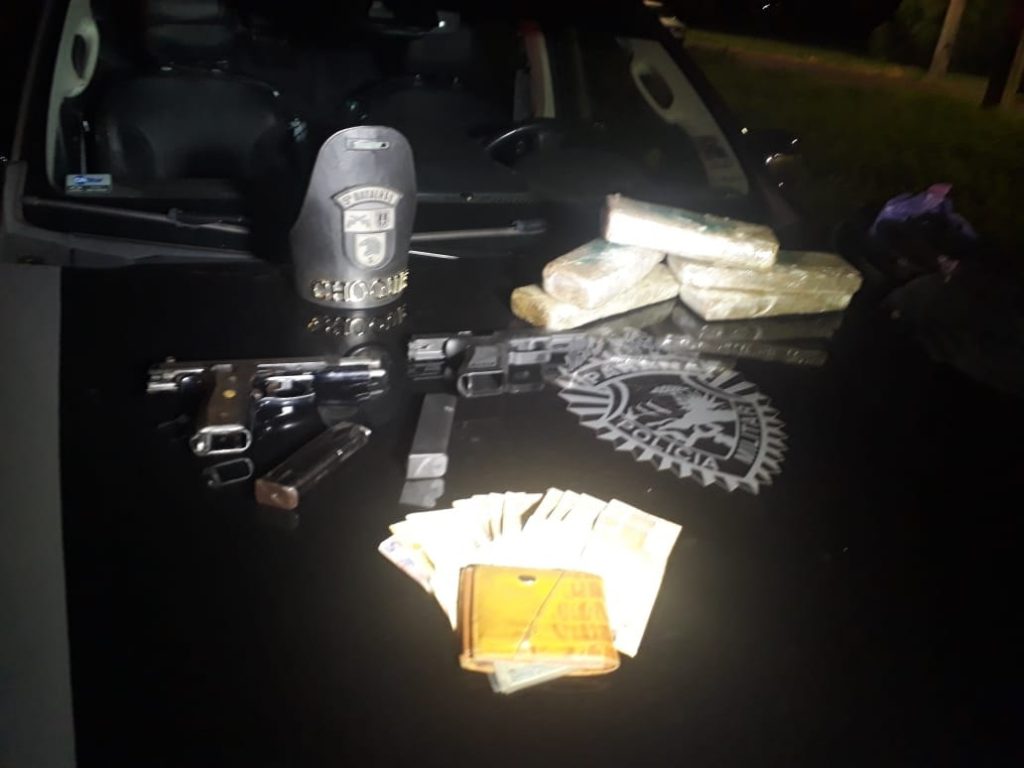 Dupla em carro roubado morre em confronto com a PM em Londrina; duas pistolas foram apreendidas