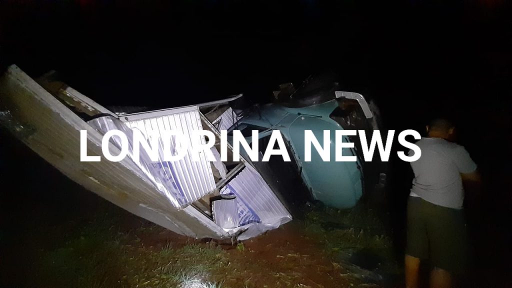 Caminhão carregado com carvão tomba no Contorno Sul de Rolândia
