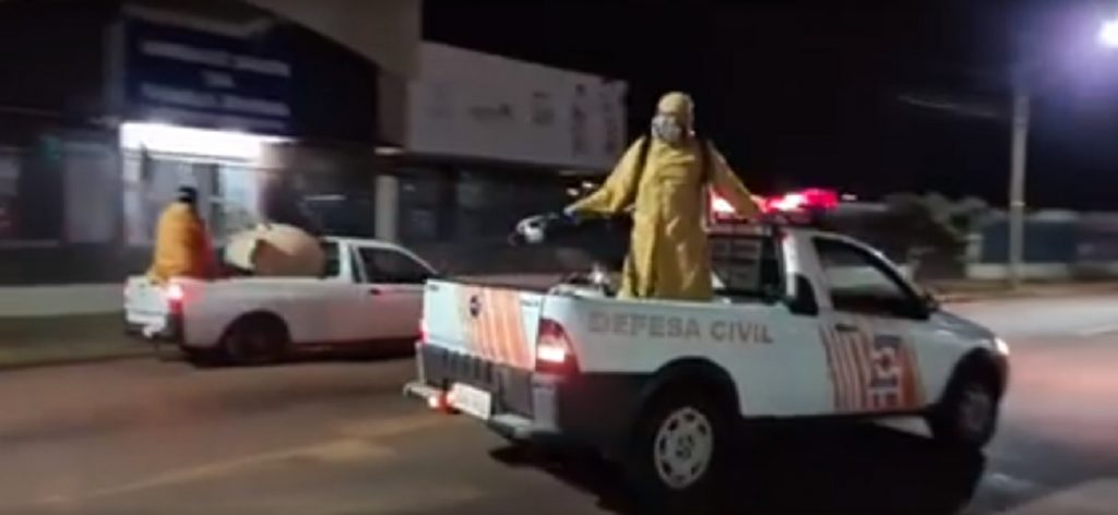Defesa Civil realiza sanitização nas ruas do Conjunto Riviera, em Cascavel