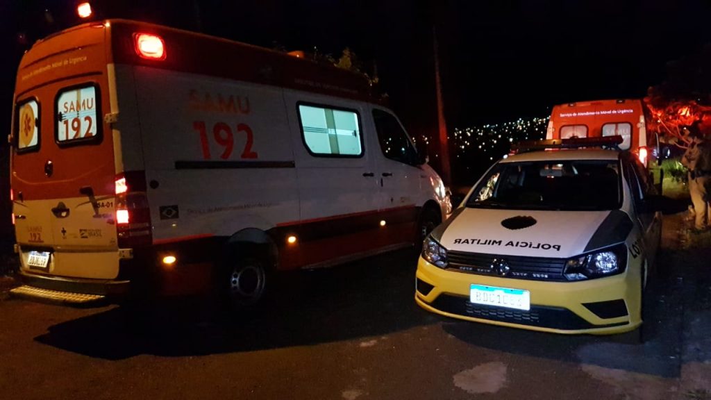 Após diálogo com a PM, vítima de tentativa de suicídio larga a faca e recebe atendimento, no Colina Verde