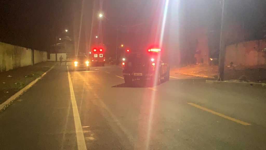 Mulher é levada ao HUOP após cair de moto no Bairro Brasmadeira, em Cascavel