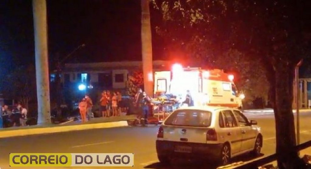 Gol e moto batem em cruzamento no centro de São José das Palmeiras; uma pessoa fica ferida