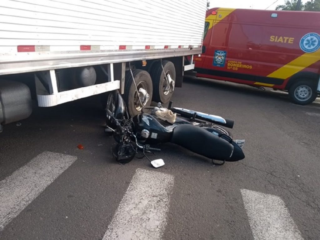 Colisão envolvendo um caminhão e uma motocicleta deixa uma mulher ferida em Francisco Beltrão