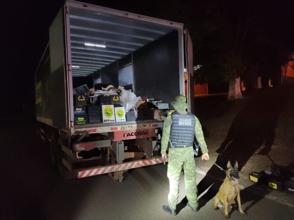 BPFron e 21º BPM apreendem caminhão com baterias contrabandeadas em Pranchita