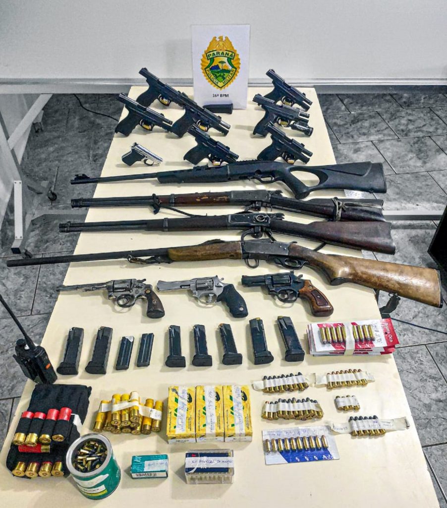 PM apreende 15 armas de fogo, acessórios e 806 munições em Guarapuava