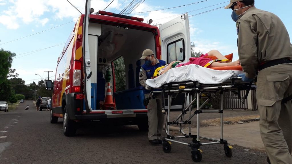 Adolescente sofre luxação no joelho ao cair dentro de casa, na Região do Lago