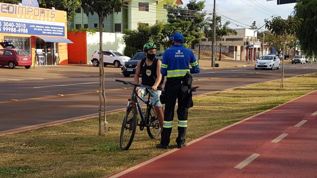 “Ciclista Cidadão”: Transitar orienta e entrega faixa refletiva para ciclistas na Avenida Tancredo Neves