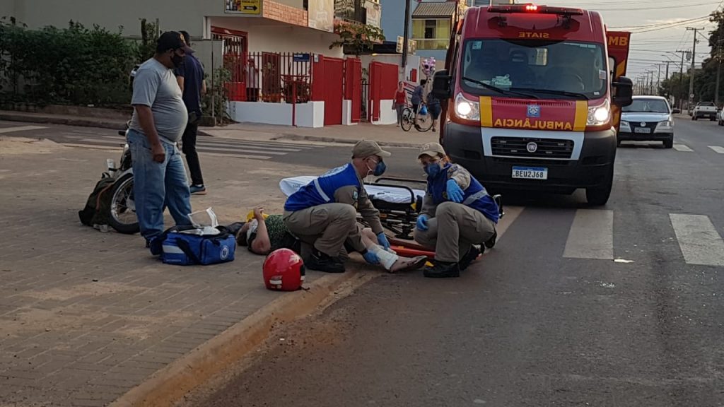 Mulher fica ferida em acidente de trânsito na Rua Itália, no Bairro Cascavel Velho