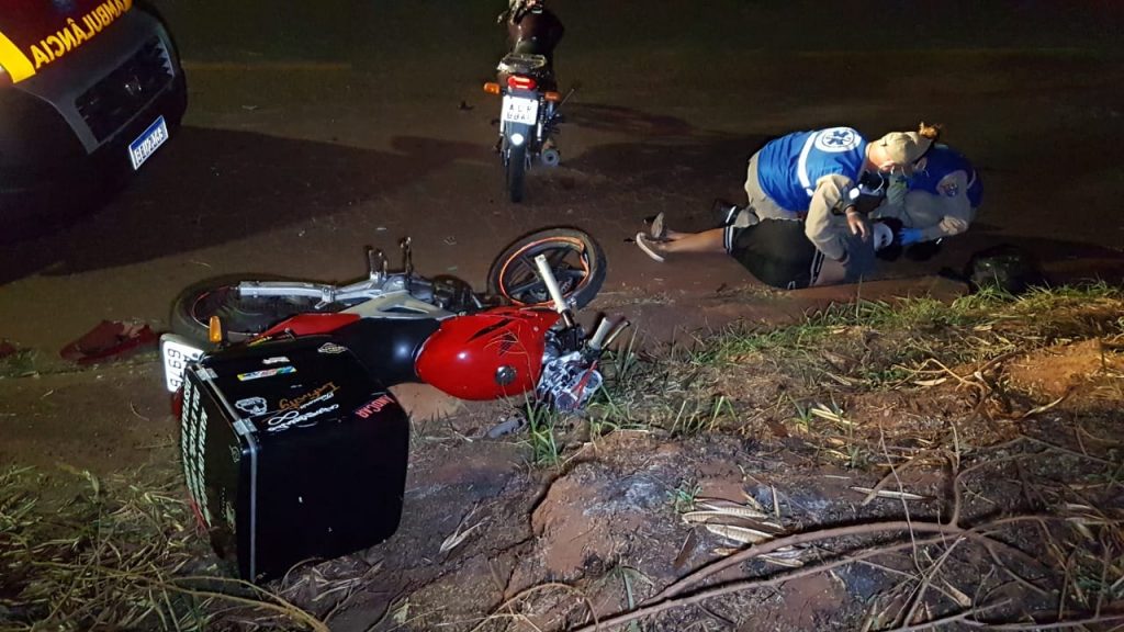 Colisão entre motos deixa mulher ferida no Bairro Cascavel Velho; Siate foi mobilizado
