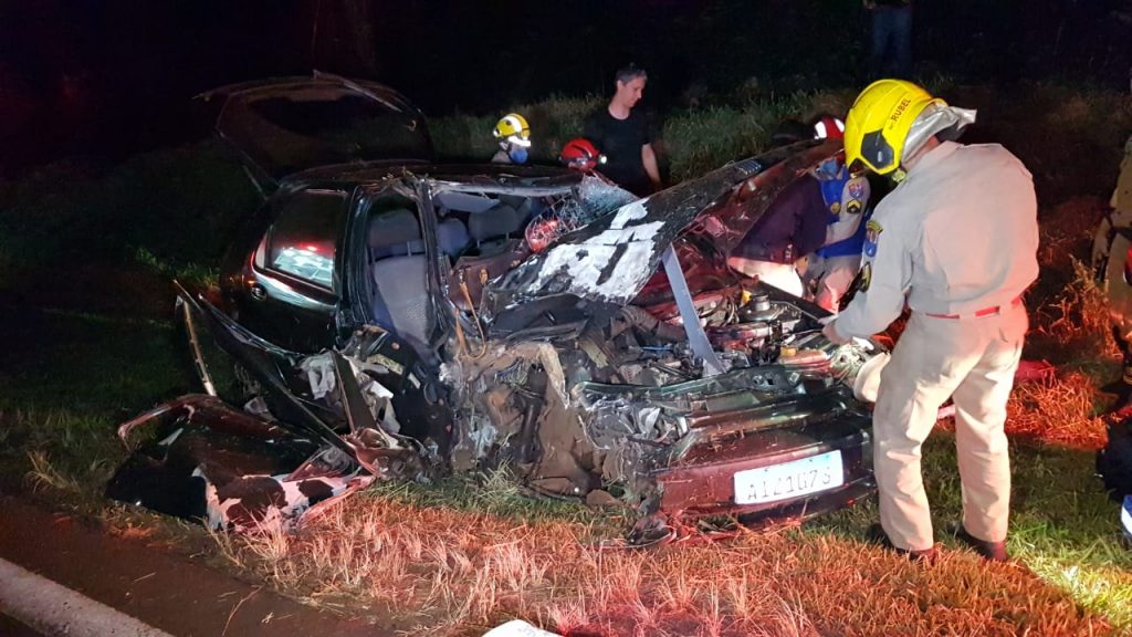 Palio fica destruído após bater em árvore e capotar na PR-180, em Cascavel