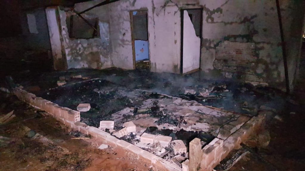 Fogo em gramado de casa abandonada mobiliza Bombeiros ao Bairro Morumbi