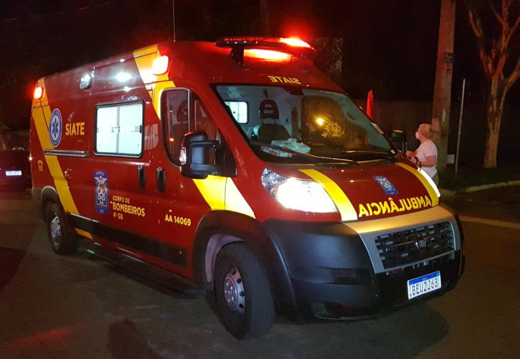 Ciclista sofre queda ao passar por lombada na Rua Manaus e é atendido pelo médico do Siate