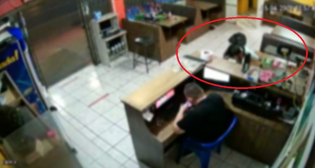 Mulher relata fome, ganha lanche, mas aproveita distração de trabalhador e furta celular de restaurante no Alto Alegre