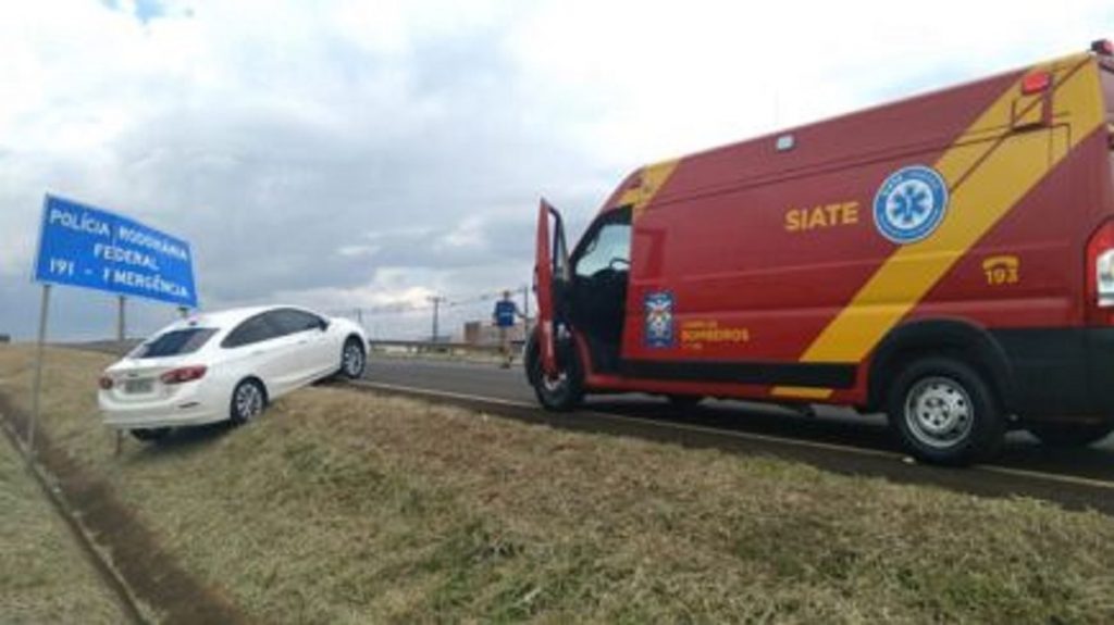 Cruze sai da pista e bate em placa de sinalização na BR-369