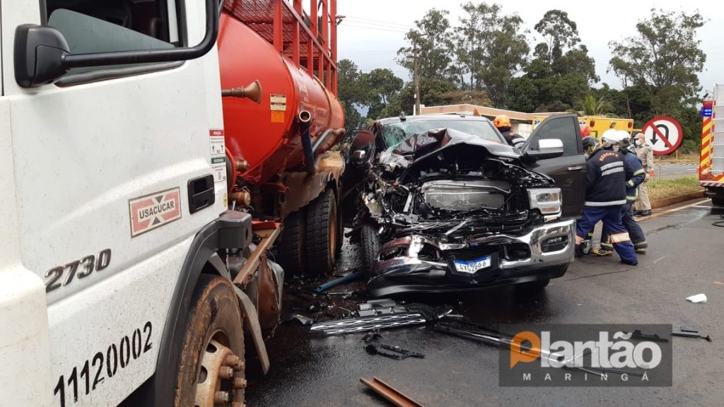 Motorista de camionete Dodge Ram fica ferido após colidir contra caminhão na BR-376