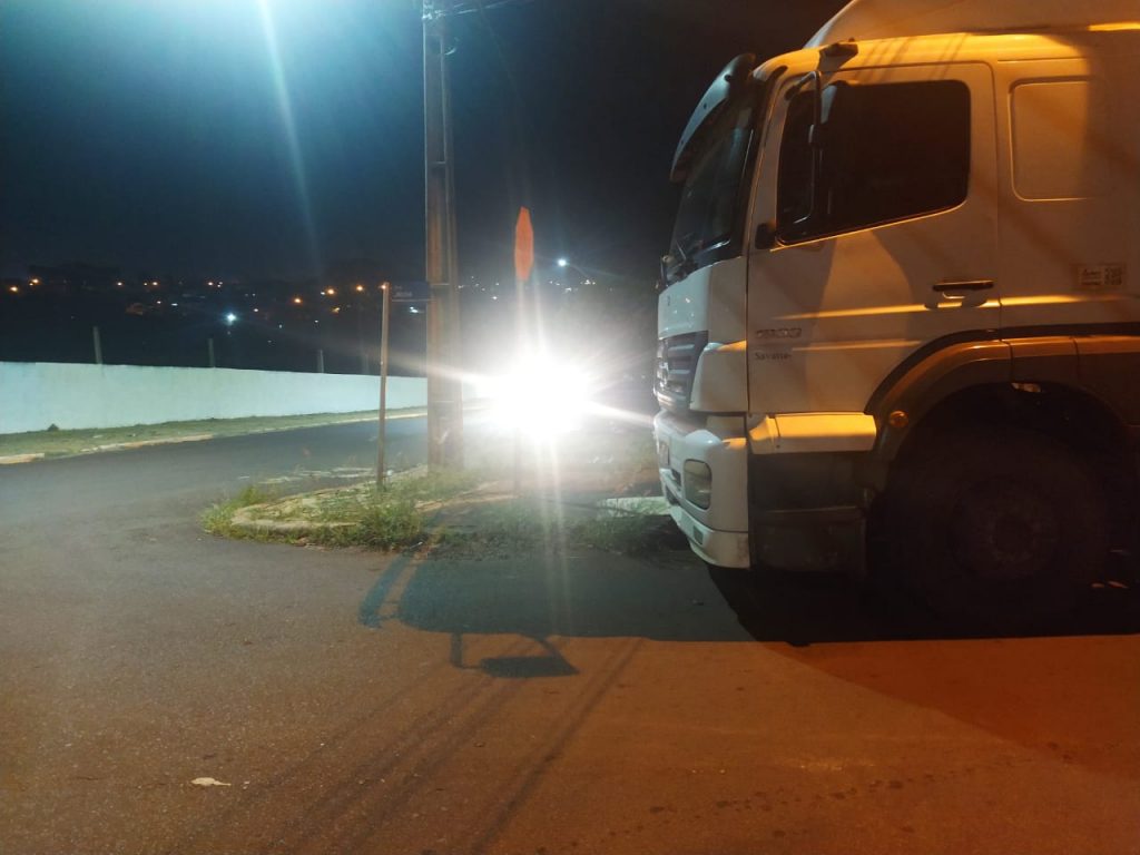 Morador reclama de carreta estacionada em esquina, pois estaria prejudicando o trânsito no Pioneiros Catarinenses