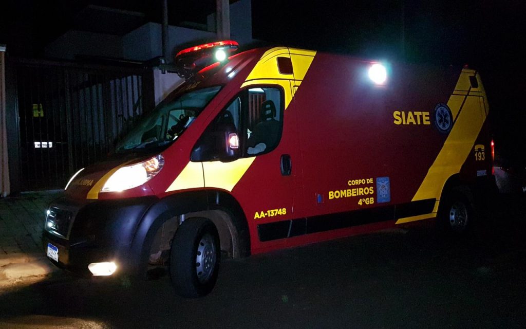 Mulher de 49 anos é socorrida pelo Siate após cair dentro de casa, no Parque dos Ipês