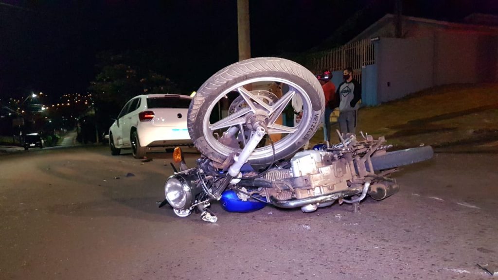 Carro e moto se envolvem em acidente na Avenida Corbélia e rapaz fica ferido