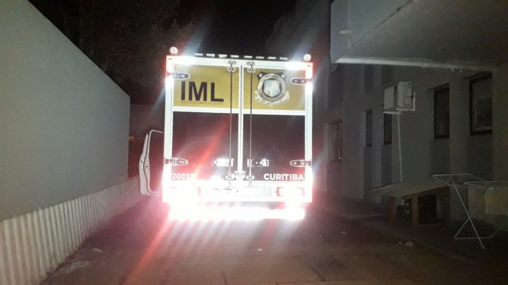 Corpo de jovem que foi assassinado a facadas em Santa Tereza do Oeste, é levado ao IML de Cascavel