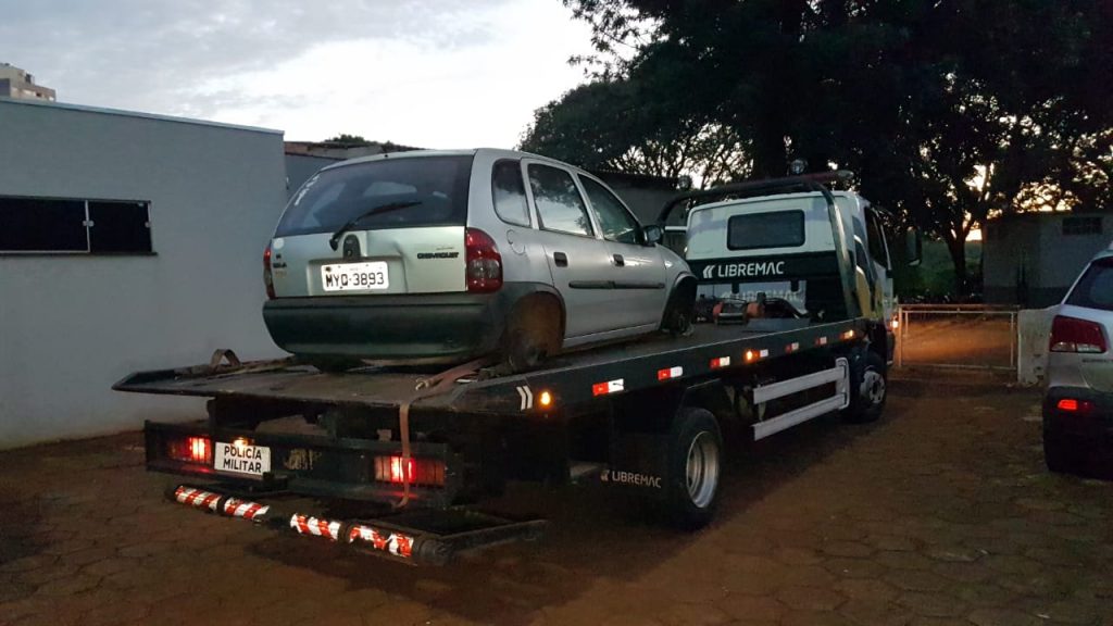 Corsa que havia sido roubado no Centro de Cascavel é recuperado pela Polícia Militar em estrada rural, próximo à PR-180