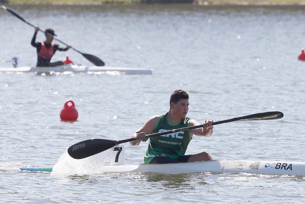 Cerca de 50 atletas participam de seletiva de canoagem, realizada no Lago Municipal de Cascavel