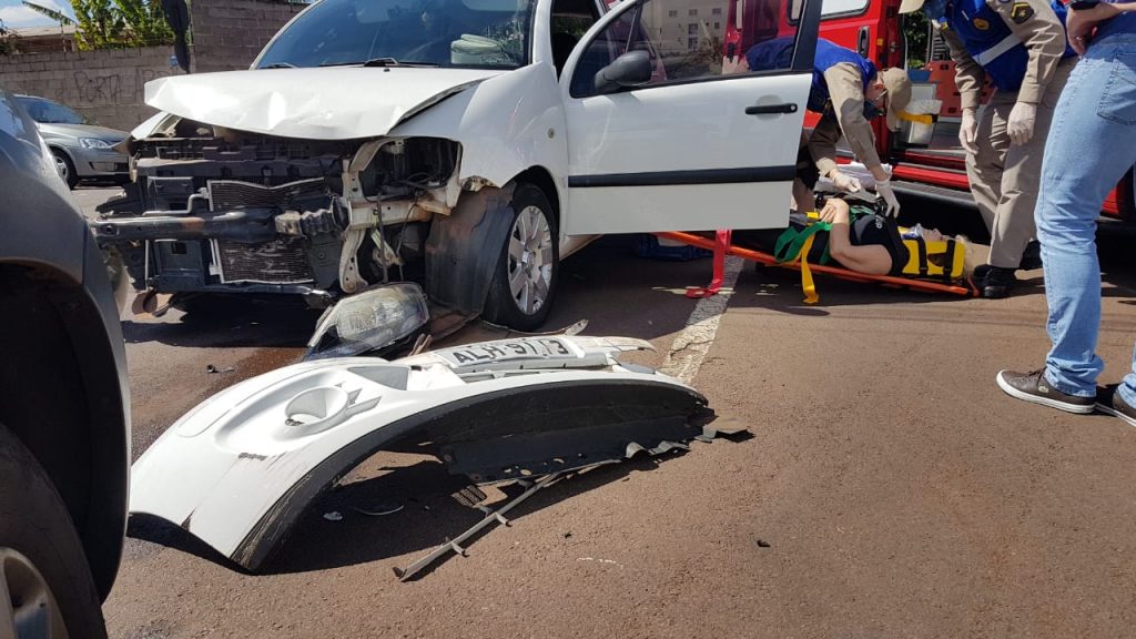Carro e utilitário se envolvem em colisão no Bairro Coqueiral