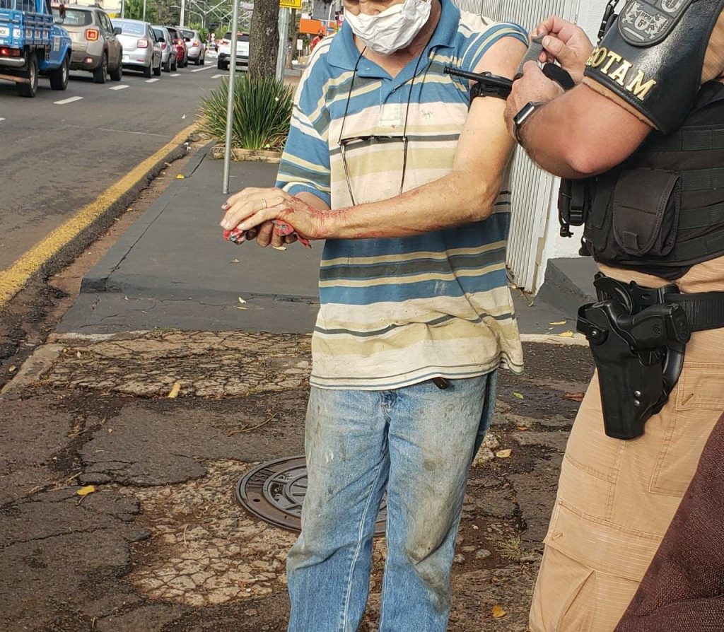 Policiais militares prestam primeiros socorros a homem ferido em acidente com serra elétrica em Londrina