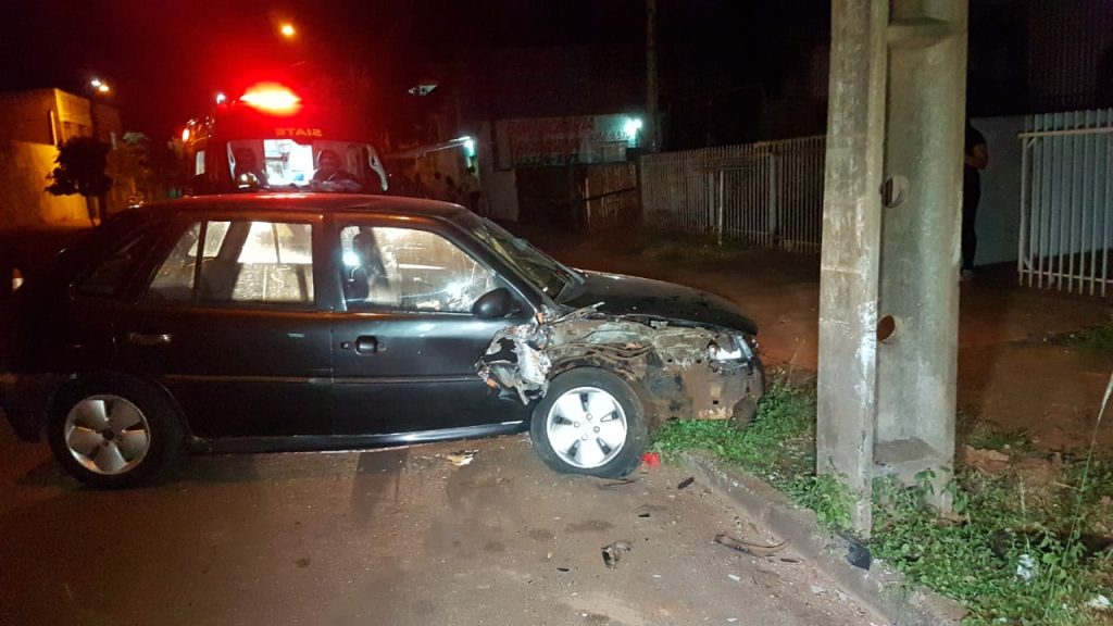 Casal fica ferido após carro atingir poste na Rua Paraguai Casal fica ferido após carro atingir poste na Rua Paraguai