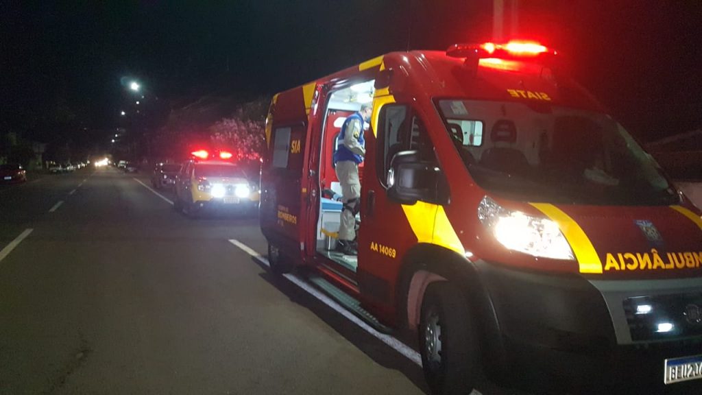 Homem cai de moto após atropelar cão na Rua Salgado Filho; motociclista sofre escoriações e cachorro morreu Homem cai de moto após atropelar cão na Rua Salgado Filho; motociclista sofre escoriações e cachorro morreu