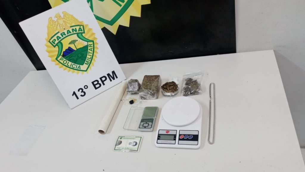 Homem é preso por tráfico de drogas após denúncia a Polícia Militar em Curitiba Homem é preso por tráfico de drogas após denúncia a Polícia Militar em Curitiba