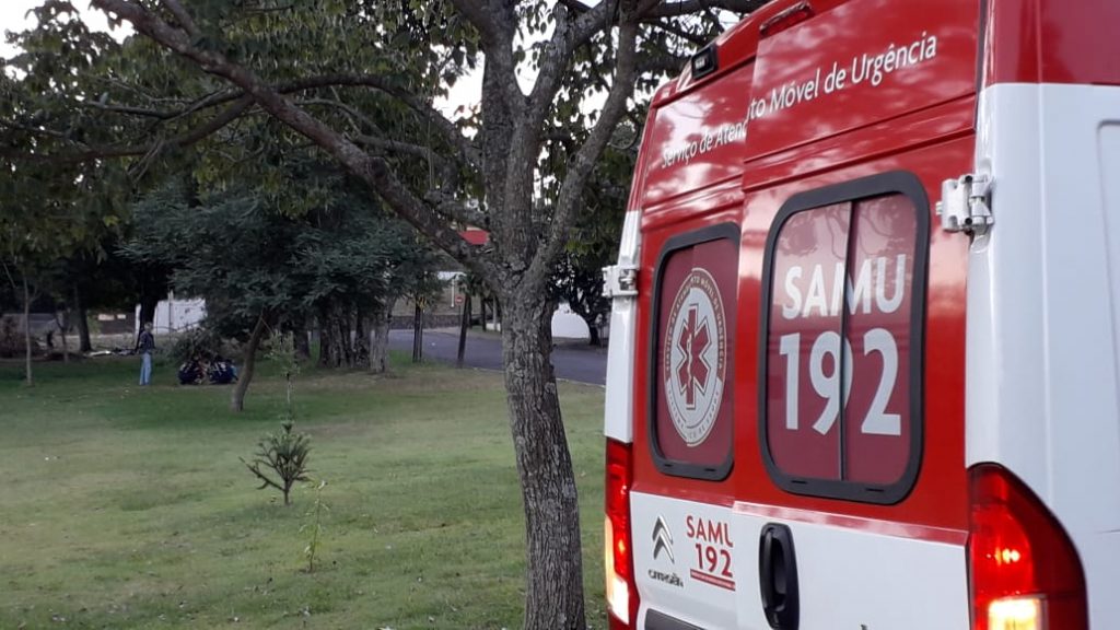 Samu socorre homem caído em praça na região central