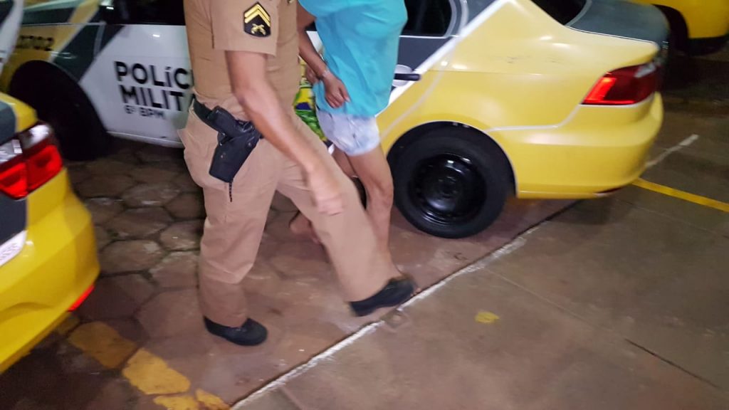 Morador detém mulher ao chegar em casa e vê-la deixando o local com um ventilador e um cobertor