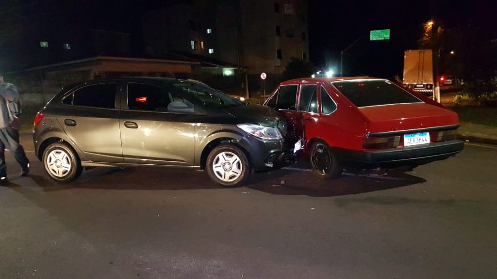 Mulher fica ferida em colisão entre Ônix e Passat, no Coqueiral
