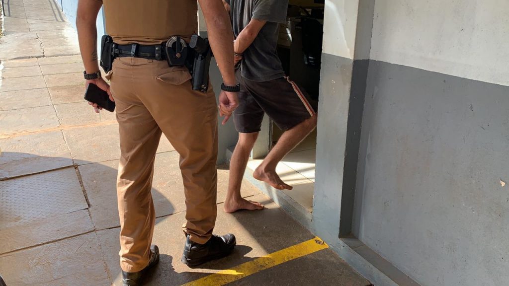 Após tentar agredir o próprio irmão com um facão, homem é detido pela PM no Bairro Universitário