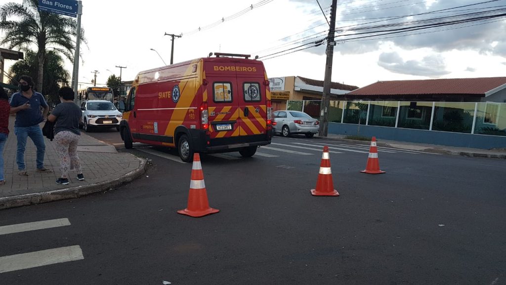 Colisão de trânsito mobiliza equipe do Siate à Av. Gralha Azul, no Bairro Guarujá