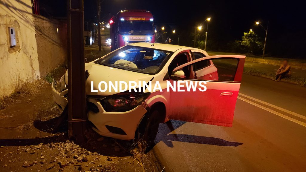 Homem fica gravemente ferido após bater carro contra poste em Londrina