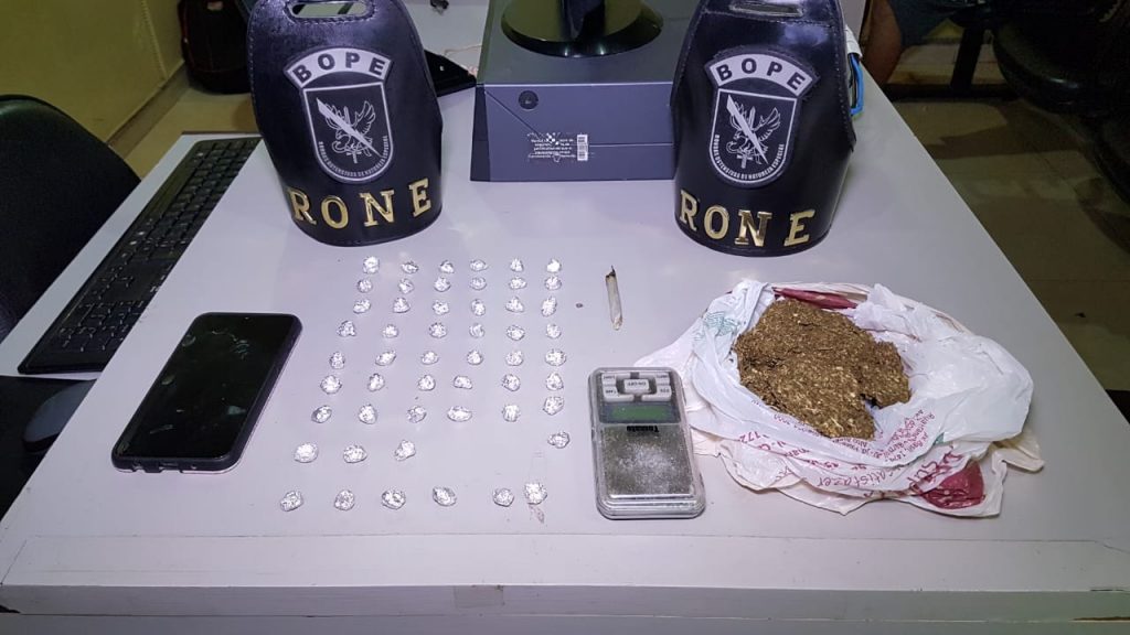 Rone detém jovem com mandado de prisão em aberto e apreende drogas após abordagem na Av. Brasil