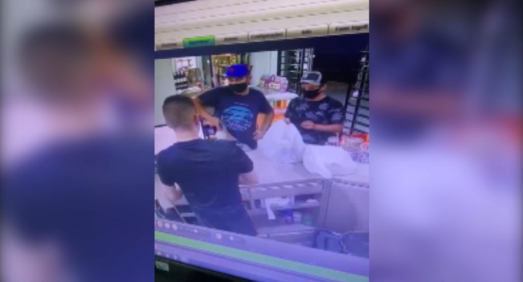 Câmera mostra ladrões assaltando distribuidora de bebidas na Av. Tancredo Neves, no Bairro Alto Alegre